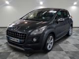 la photo d'une voiture noire garée dans un garage