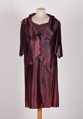 une image d'une robe sur un mannequin avec une cravate rose