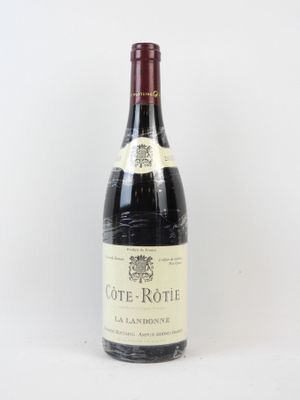 une bouteille de vin posée sur une table