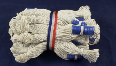 un tas de corde blanche sur une surface bleue