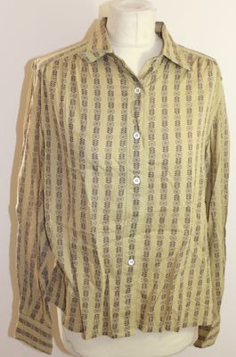 une photo d'une chemise sur un mannequin