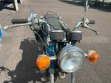 une moto garée sur le parking