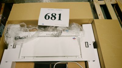 un réfrigérateur blanc dans un carton, avec une étiquette de prix dessus
