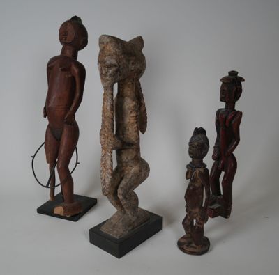 trois sculptures en bois de formes et de tailles différentes posées sur une surface blanche