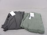 deux paires de pantalons pour homme posées l'une sur l'autre