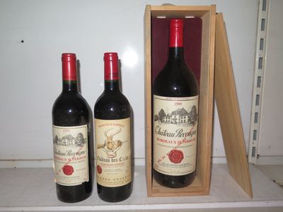 deux bouteilles de vin posées l'une à côté de l'autre sur une étagère
