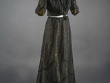 une robe noire et dorée sur un mannequin, un mannequin, un mannequin, un mannequin, un mannequin, un mannequin, un mannequin, un mannequin, un mannequin, un mannequin, un mannequin, un mannequin, un mannequin, un mannequin, un mannequin, un mannequin, un mannequin, un mannequin, un mannequin, un mannequin, un mannequin, un mannequin, un mannequin, un mannequin, un mannequin, un mannequin, un mannequin, un mannequin, un mannequin, un mannequin, un mannequin, un mannequin, un mannequin, un