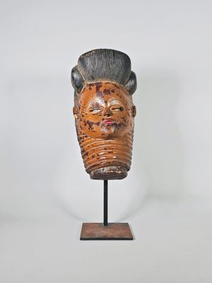 Masque à long cou en bois polychromé.