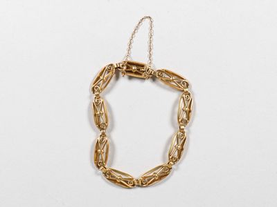 une image d'un bracelet en chaîne en or sur fond blanc