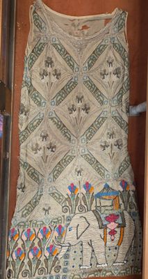 Robe de mousseline, brodée de perles, de perles de céramique…