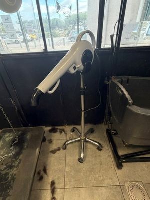 un sèche-cheveux posé sur un support dans une salle de bains