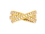 une bague en or jaune avec des diamants sur fond blanc