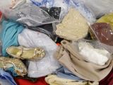 un tas de vêtements et de chaussures dans un sac en plastique