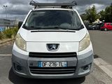 une camionnette blanche garée dans un parking