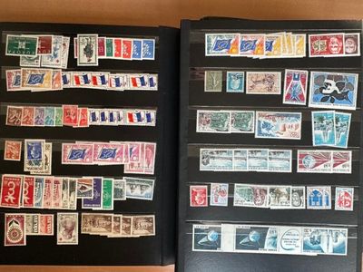de nombreux timbres différents sur les pages d'un livre