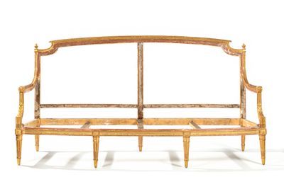 un banc en bois posé sur une surface blanche