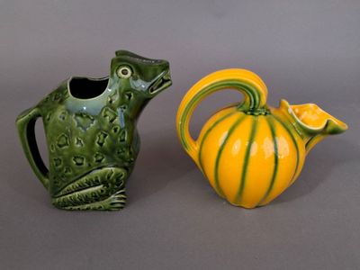 two vases that are sitting next to each other