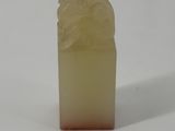une image représentant un morceau de savon sculpté posé sur une surface blanche