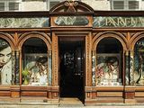 une devanture de magasin sur laquelle est accrochée une horloge