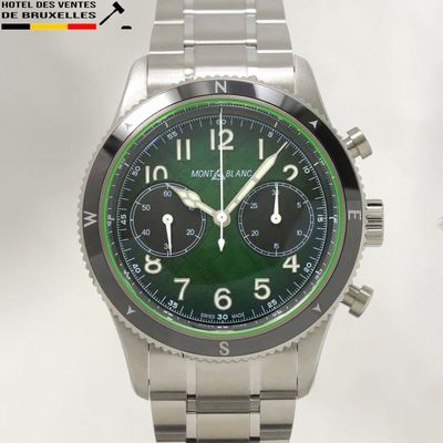 un gros plan d'une montre au cadran vert