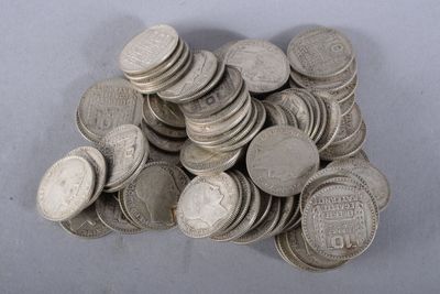 une pile de pièces d'argent sur une table