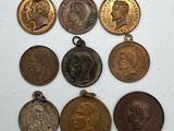 une collection de pièces et de médailles anciennes posées sur un fond blanc