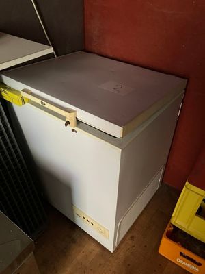 image d'un petit réfrigérateur blanc dans une pièce