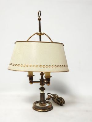 une photo d'une lampe de table surmontée d'un abat-jour blanc