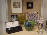 de nombreux vases exposés dans une vitrine
