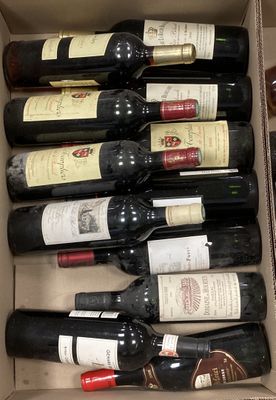 plusieurs bouteilles de vin dans une caisse sur la table