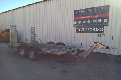 a trailer that is parked in front of a building