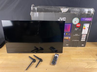 un boîtier avec une télécommande et un téléviseur posés sur une table