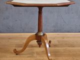 une petite table avec un plateau en marbre posé sur un piètement en bois