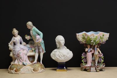 trois figurines assises sur une table