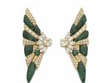 une paire de boucles d'oreilles à clip en émail vert et blanc, serties de diamants