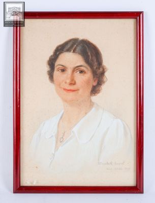 portrait d'une femme en chemise blanche dans un cadre rouge