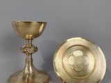 une paire de bougeoirs en argent plaqué et un calice en argent plaqué