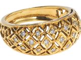 gros plan d'une bague en or avec des diamants sur fond blanc