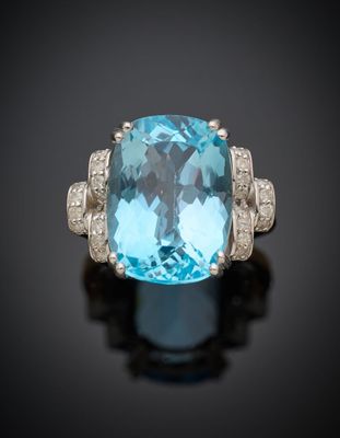 une bague avec une topaze bleue et des diamants