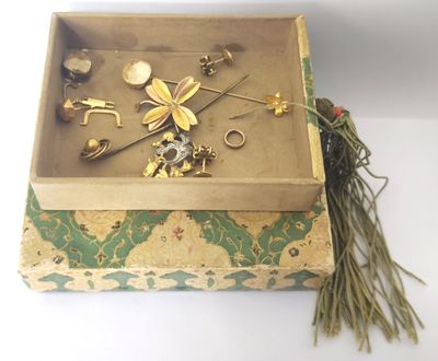 une boîte contenant tout un tas de bijoux