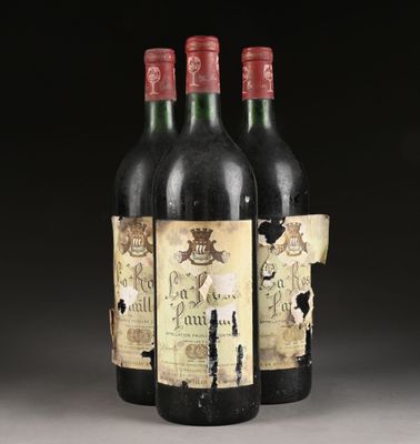 Trois bouteilles de vin sont posées sur une table devant un fond noir.