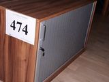une table en bois sur laquelle est inscrit un chiffre, au milieu d'une pièce