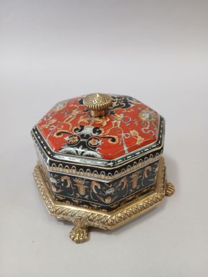 an image of a decorative box on a stand