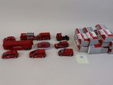 un grand nombre de camions jouets posés sur une table