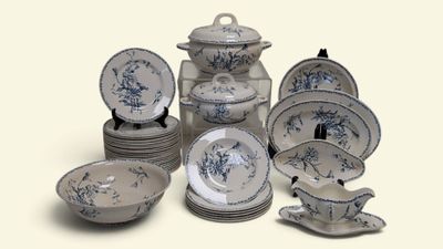 de nombreux modèles différents d'assiettes et de bols bleus et blancs