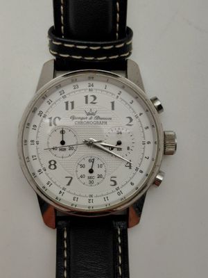 gros plan d'une montre sur une surface blanche