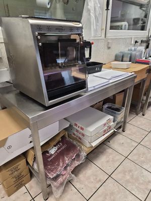 un micro-ondes posé sur une table dans une cuisine