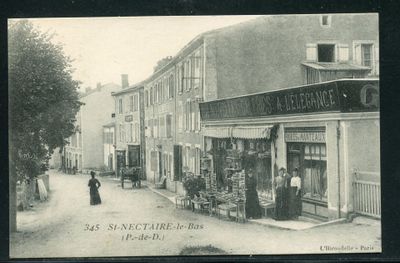 une photo en noir et blanc représentant une scène de rue