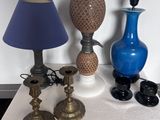 deux lampes et un vase bleu posés sur une table