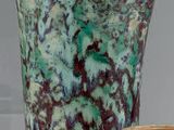 trois vases posés sur une table en verre